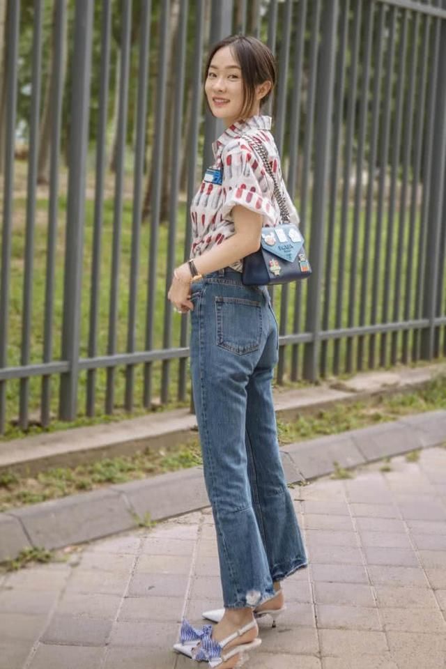 霍思燕厉害了！这么窄的裤头也能塞衬衫，网友：说明她很瘦！