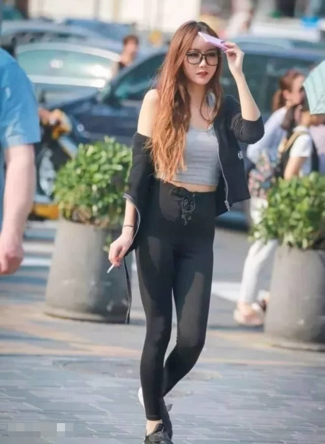 俏皮小女神紧身裤绷出丰腴的身材，下滑的上衣露雪白香肩