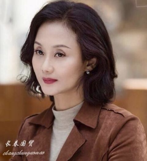 如今:她17岁模特身份出道,曾是内地最红的挂历女郎,如今52岁风韵犹存