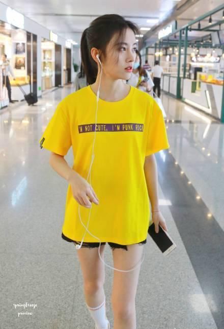 鞠婧祎机场终于好好穿裤子了，76斤“秒变”86斤，早就该这样穿