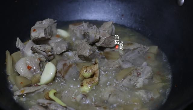  『加水』鸭肉和它是绝配，不加水焖一锅，邻居：闻起来臭，吃着真香又下饭