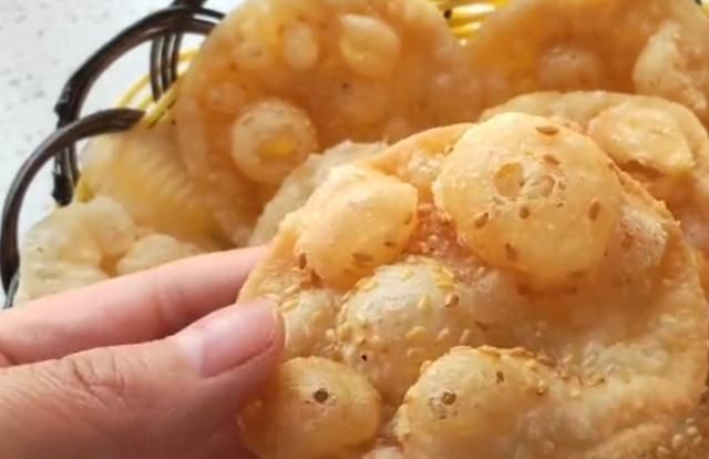 糯米粉@把糯米粉开水一烫,不发面,不饧面,个个酥脆鼓大泡,春日美食家