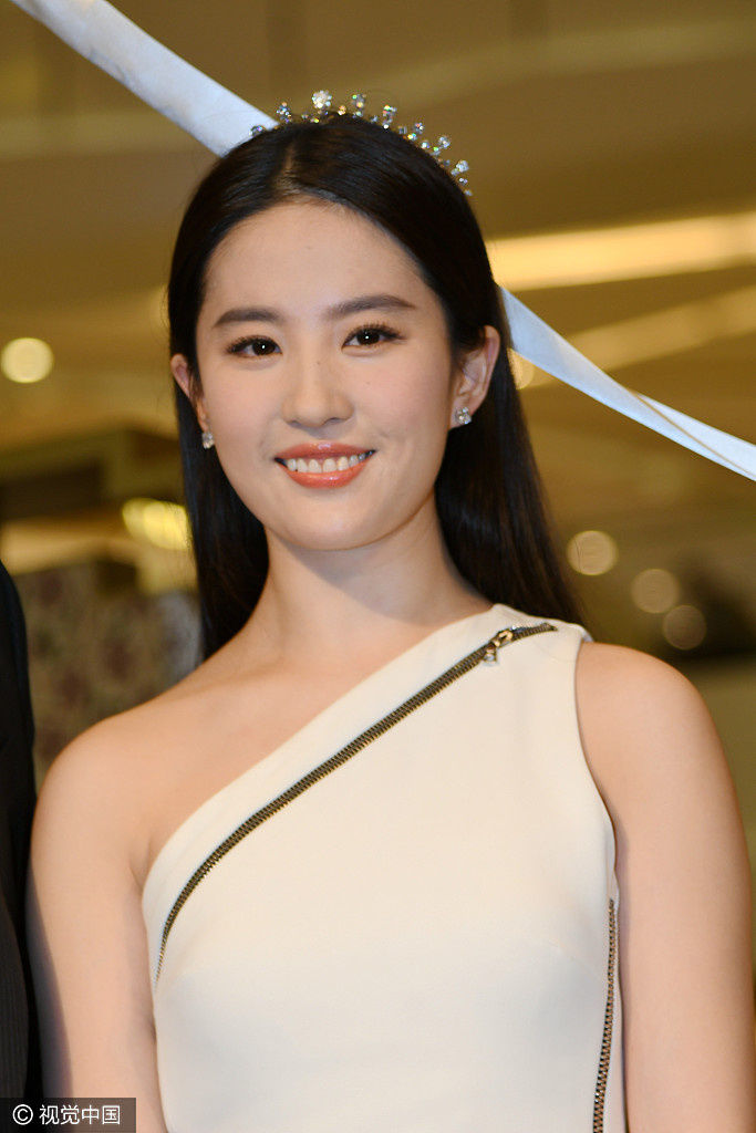 刘亦菲身材能称得上S型吗?搭配露趾高跟鞋真的是性感女神