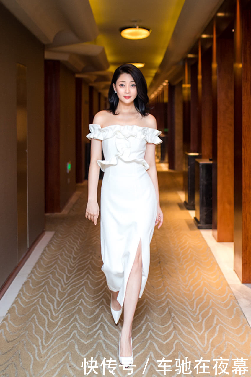 殷桃罕见现身，穿白色连衣裙好清新，38岁这样穿照样美得脱俗！