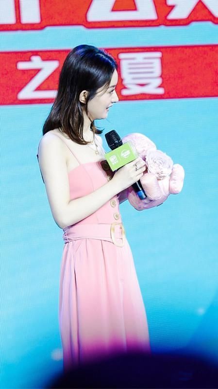 赵丽颖现身活动了，穿粉色裙子特别甜美，苗条身材谣言不攻自破