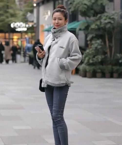  [美女]潮范儿女神来了，街拍：面带微笑的小姐姐，一件玫红色上衣配牛仔短裤，青春靓丽美