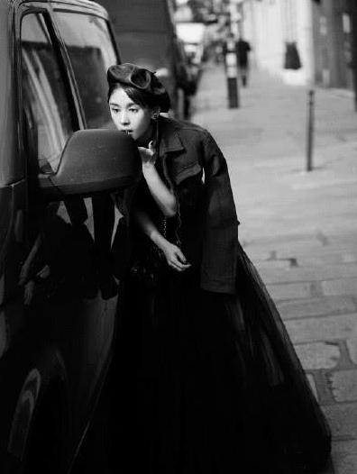 王子文太会穿了！下半身消失的穿法显腿长，网友：看着就像一米七