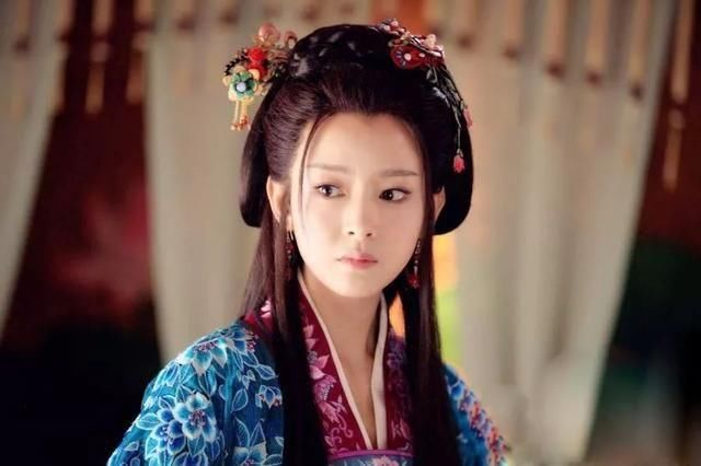 周奇奇江奇霖长袖长裤现身机场，网友：宫羽姑娘，你是真不怕热呀