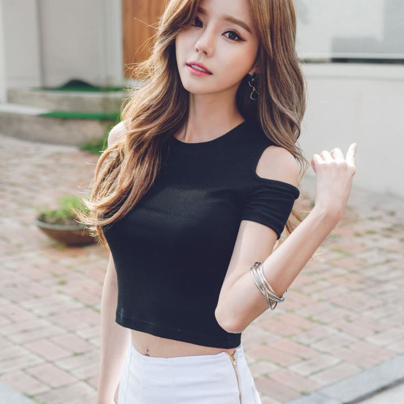 丰满的35岁女人,穿上遮掩的紧身T恤,凸显玲珑有致的身材