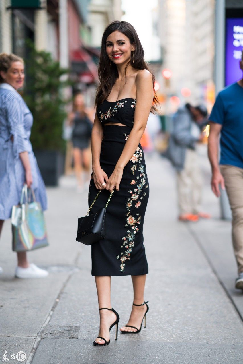 全程笑容相伴!维多利亚贾斯蒂一袭复古抹胸衣裙装扮显模特魅力