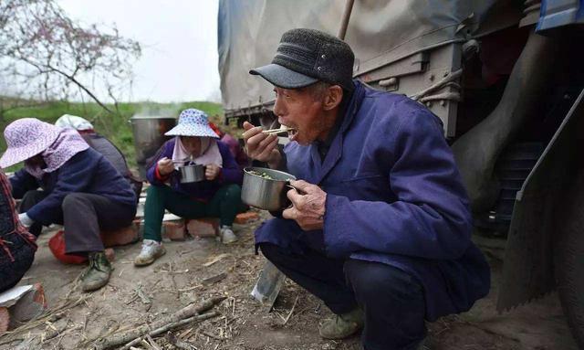 50到60岁农民工养老困难，有人提出3个建议，大家齐称赞，你咋看