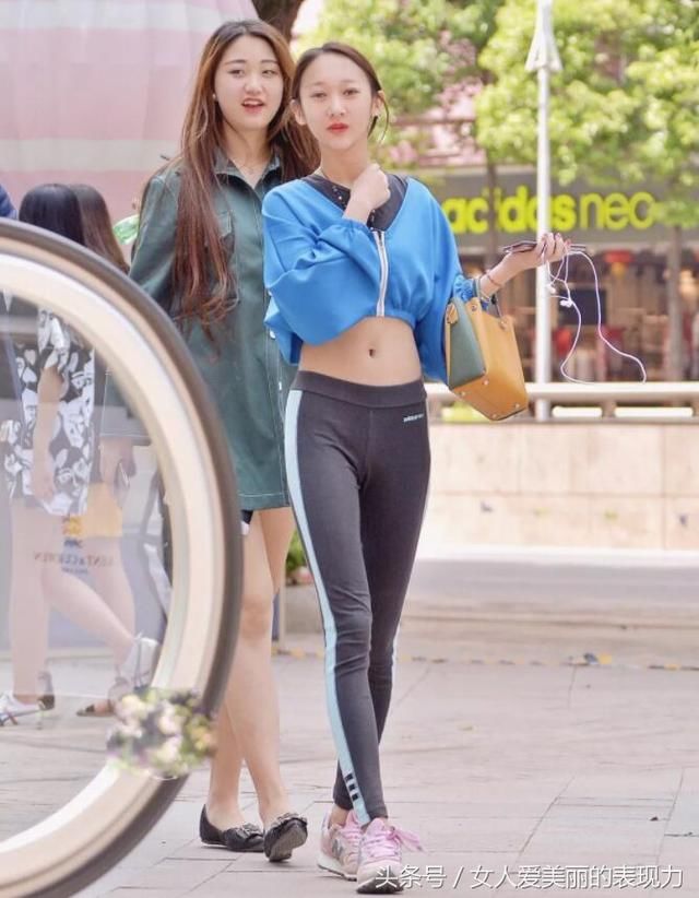 爱逛街的打底裤姑娘，走在路上比旁边的闺蜜好看多了