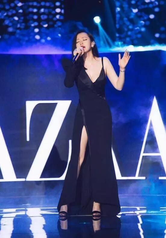 张靓颖为显腿长，穿高开叉长裙搭过膝长靴，网友:厉害了我的姐