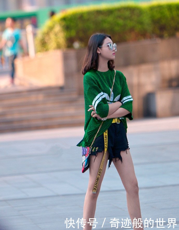 路人街拍：小姐姐绿色上衣和毛边短裤的穿搭很亮眼，腿型很霸气
