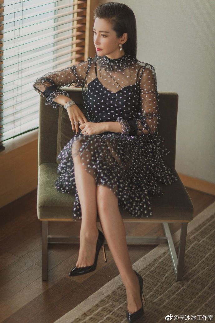 李冰冰身穿波点纱裙身姿曼妙，网友:脚上的高跟鞋不是一般的高啊