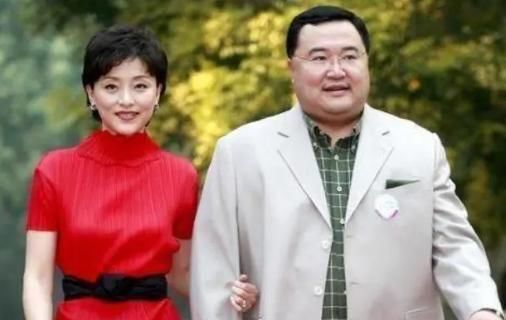 「爸爸」杨澜女儿罕见现身，和妈妈牵手同框，身材不似爸爸吴征