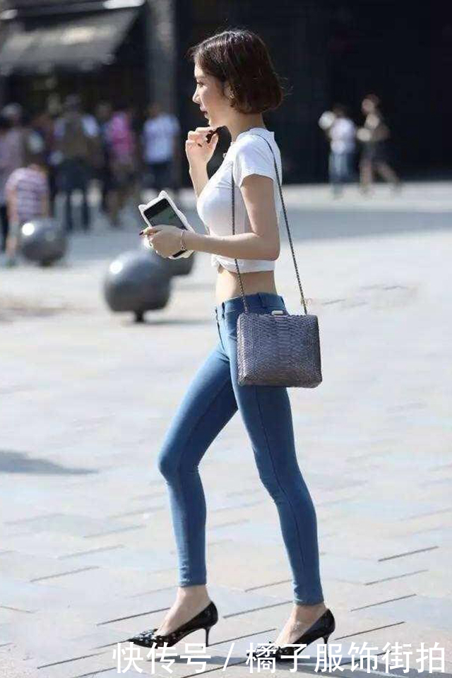 牛仔裤美女,加上一件白色短袖T恤,网友:你的气质依旧迷人!