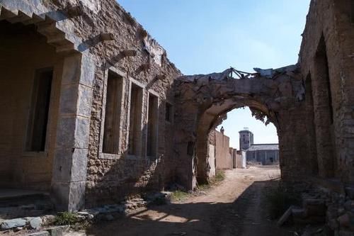 甘肃有一座荒凉的古城，已有四百年的历史，荒凉残垣断壁