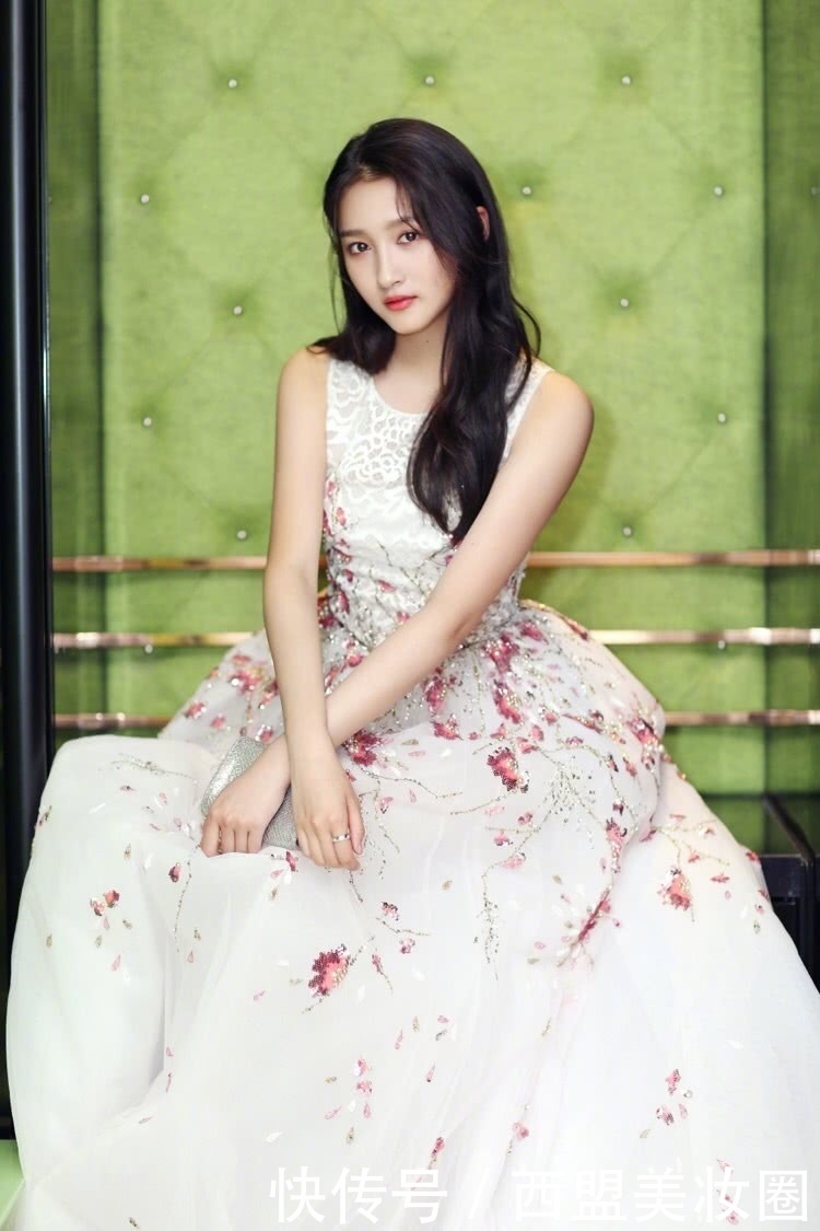 关晓彤穿印花裙，却被吐槽“没有腰”网友：鹿晗你怎么看？