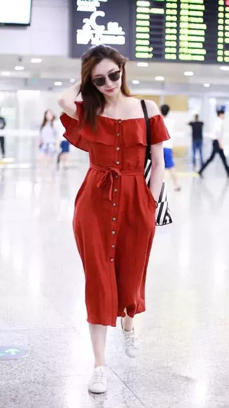 江疏影5分短裤秀美腿，又白又细更像“鸡肉肠”,一转身才是亮点!