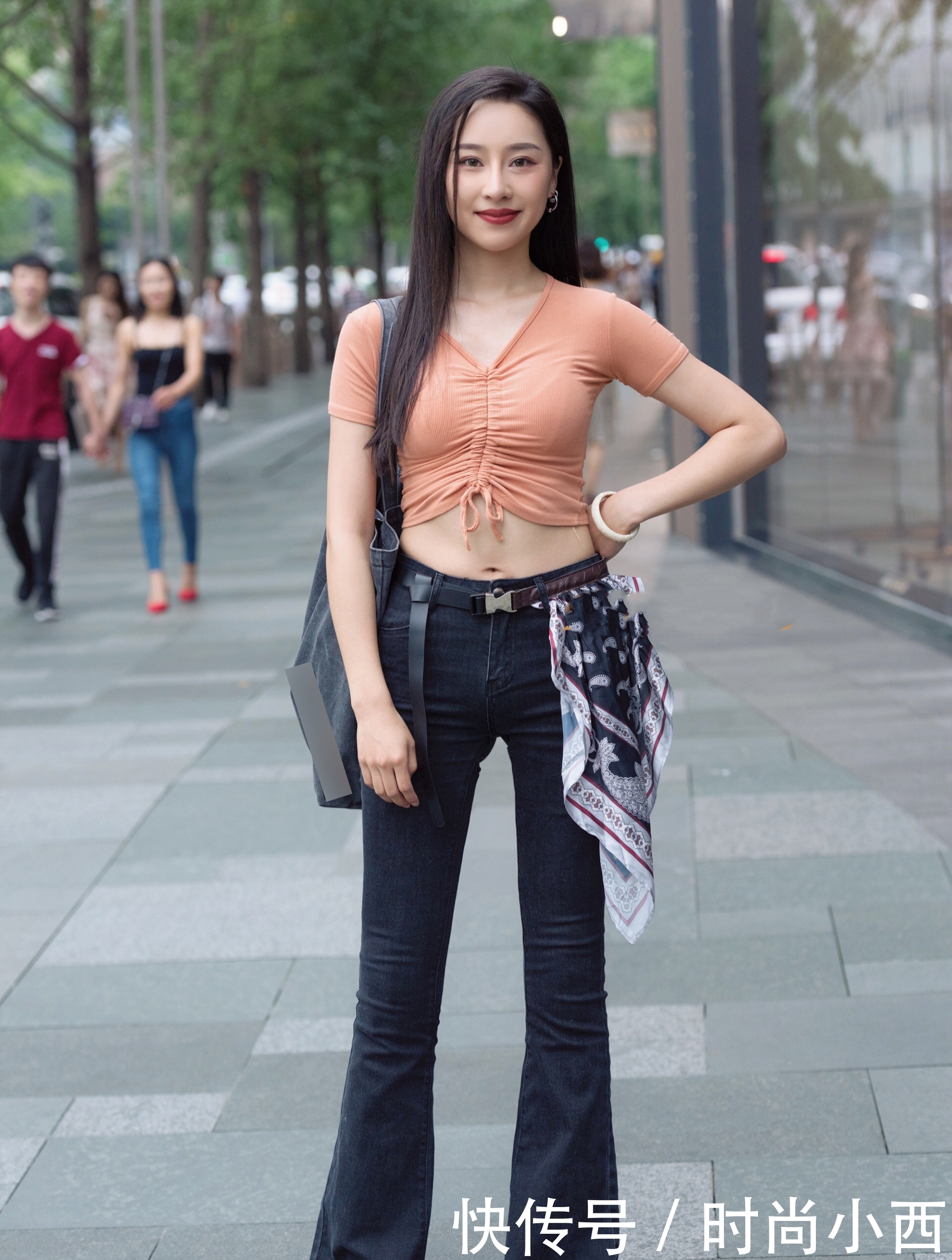  「巧妙」美女的衣服很时尚，还巧妙的搭配了一张手帕