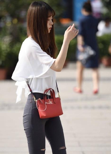 紧身打底裤美女，拥有纤细美妙身材曲线，展现妖娆妩媚的身姿！