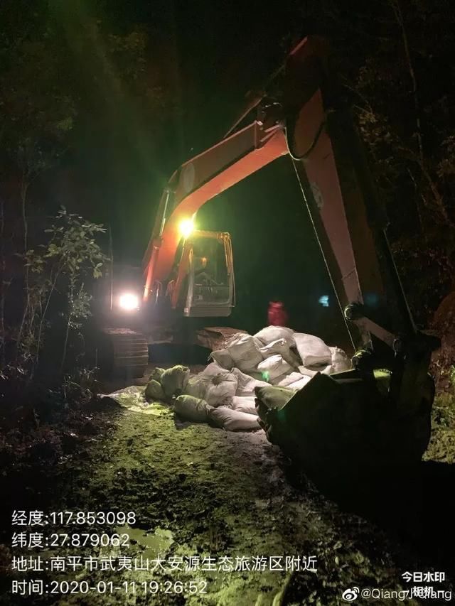  「施工便道」农夫山泉被指“大自然的拆迁队”，这瓶水，变得再