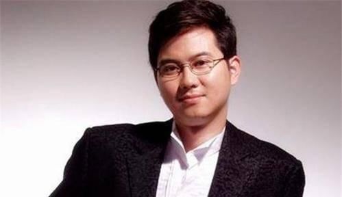  『辞职』情感专家的假面具：弃两任糟糠之妻，娶小16岁空姐，为何逼她辞职