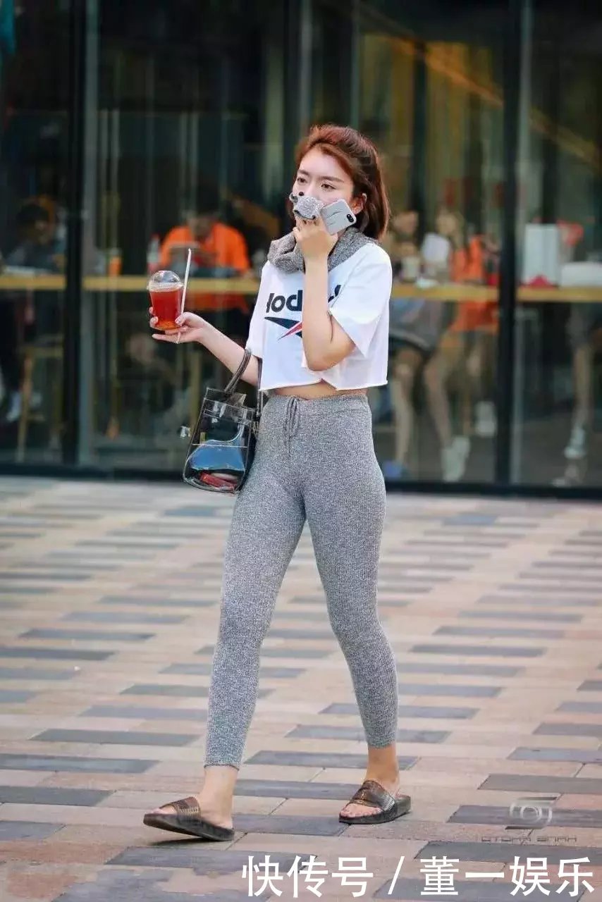 甜美小姐姐小白T的穿搭清新俏皮，搭配紧身裤大秀S曲线