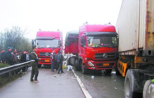 大货车其实并不可怕，超车时，牢牢记住这4点就好！