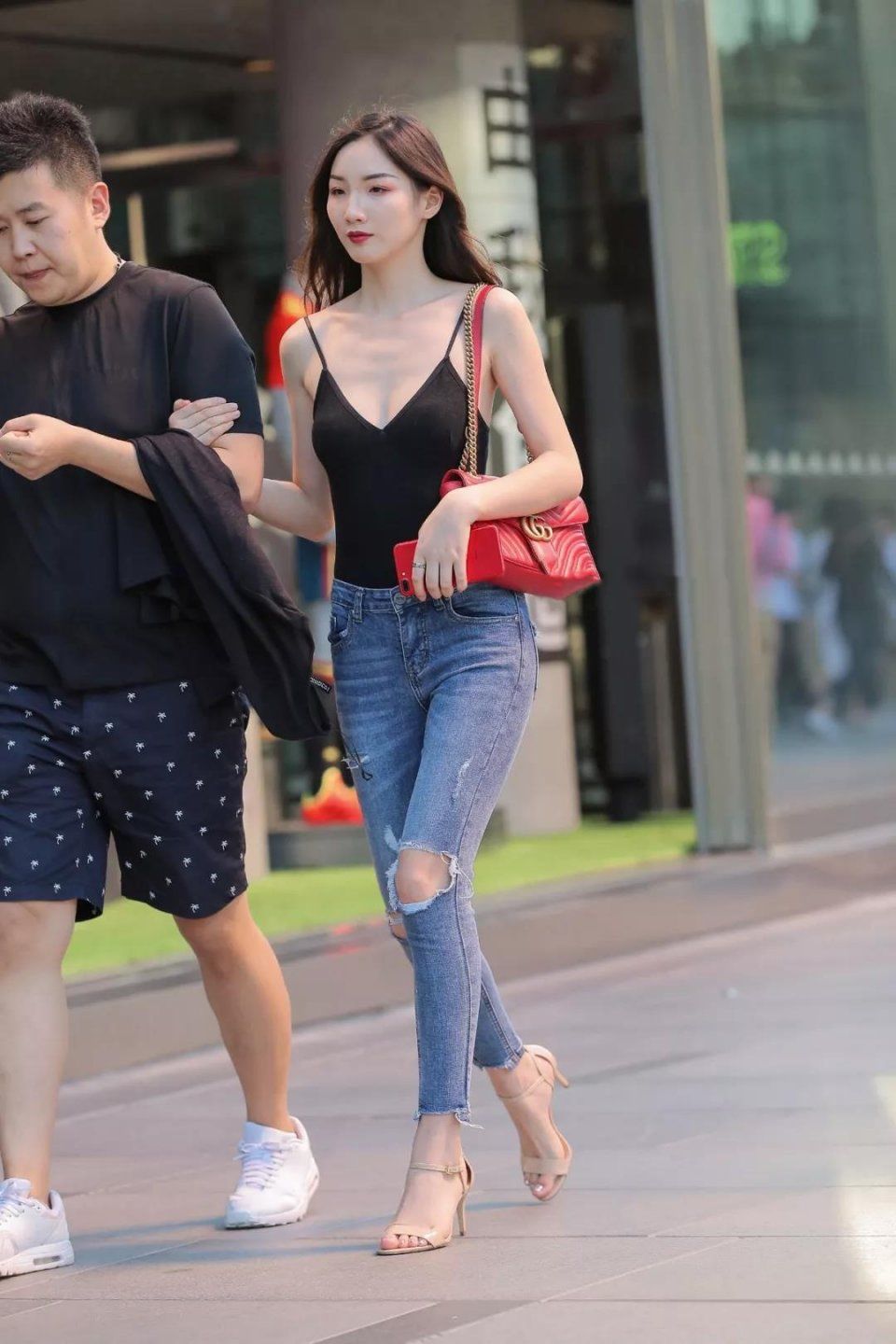 街拍：穿牛仔长裤的超好身材翘臀美女