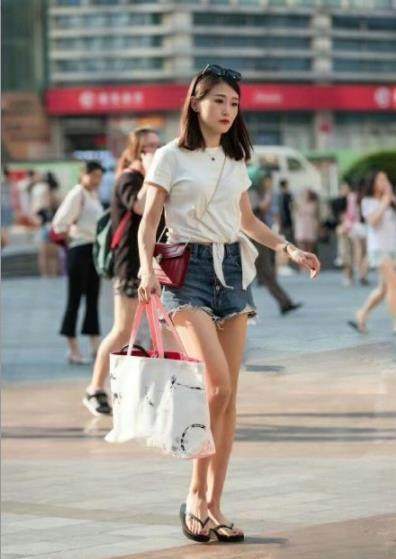 街拍：优雅时尚的打底裤小姐姐穿出完美的轮廓美，令人百看不厌！