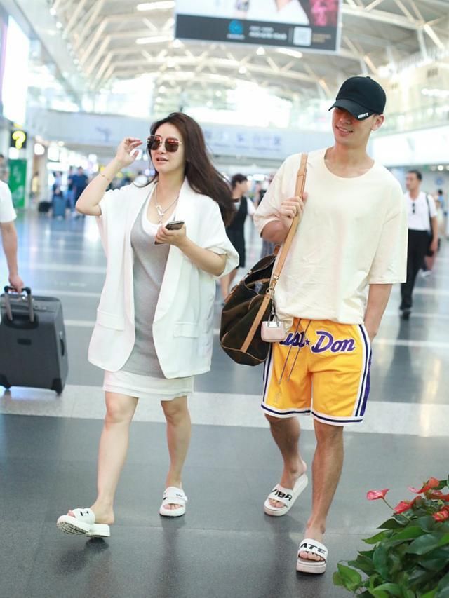 40岁陈紫函小腹微凸，敢穿T恤配拖鞋，却不输小20岁杨超越!