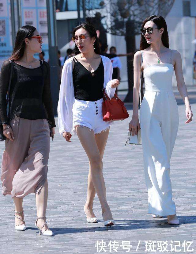 街拍：小姐姐好漂亮！露脐短T恤配浅色紧身牛仔裤，随性又自然