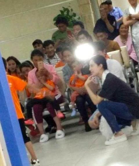 范冰冰风波后现身医院照顾病童，医生三字道出实情，评论区炸了！