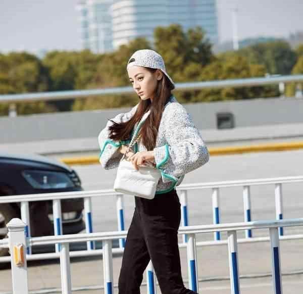 迪丽热巴街拍气场全开，长靴上身比起“老板”杨幂更有女神范！