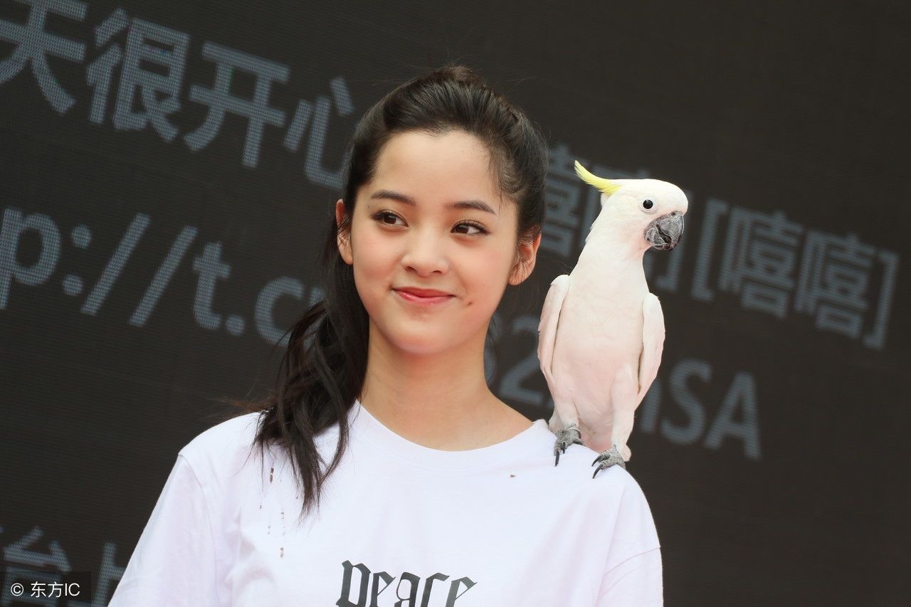 18岁欧阳娜娜素颜现身，网友:素颜的她竟还能美成这样?