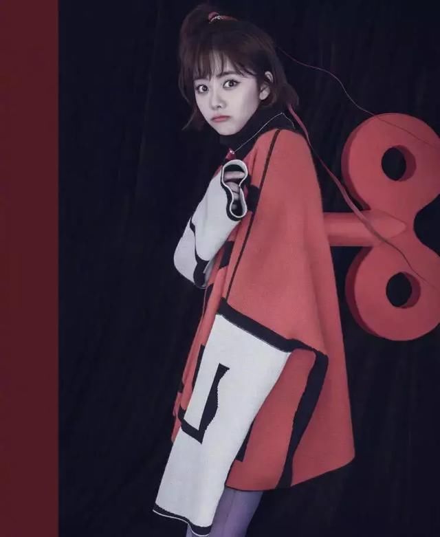 谭松韵头发凌乱，穿深V吊带裙，网友说看了才知道，果真是初中生