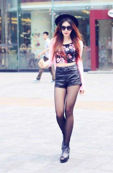 性感美女地铁穿大尺度露背装，惊艳整个车厢大秀全场