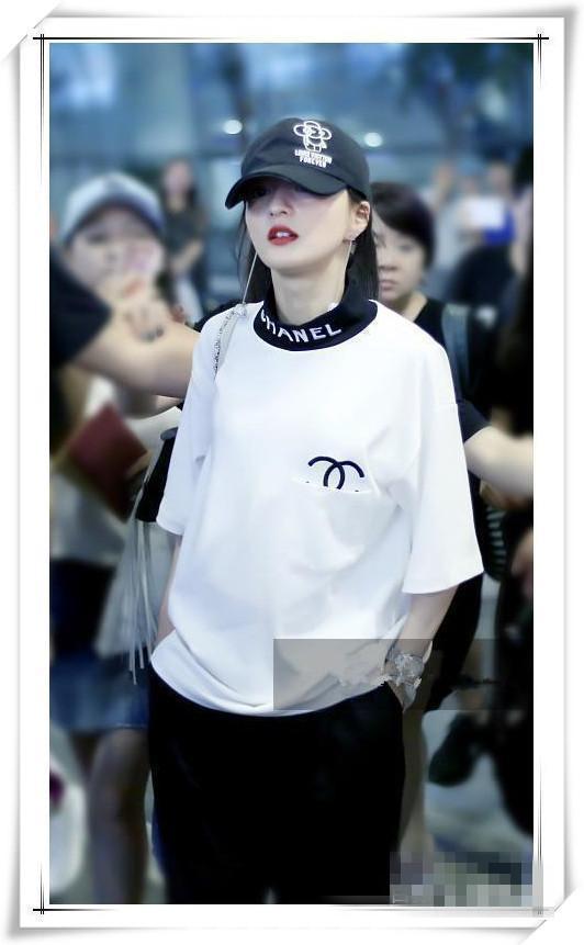 张韶涵太高估自己了,80斤体重穿200斤T恤,网友:还是贾玲穿好看