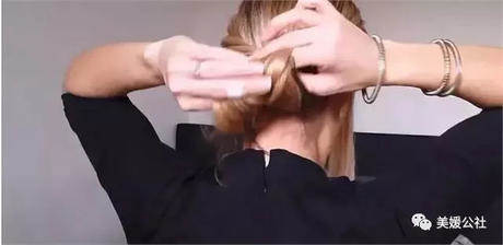 别再把丸子头扎那么高了，现在流行低丸子头，只需一个麻花辫而已