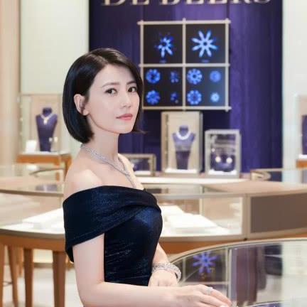 高圆圆只不过剪了个短发，就女神气质全无，网友：终于相信你39了