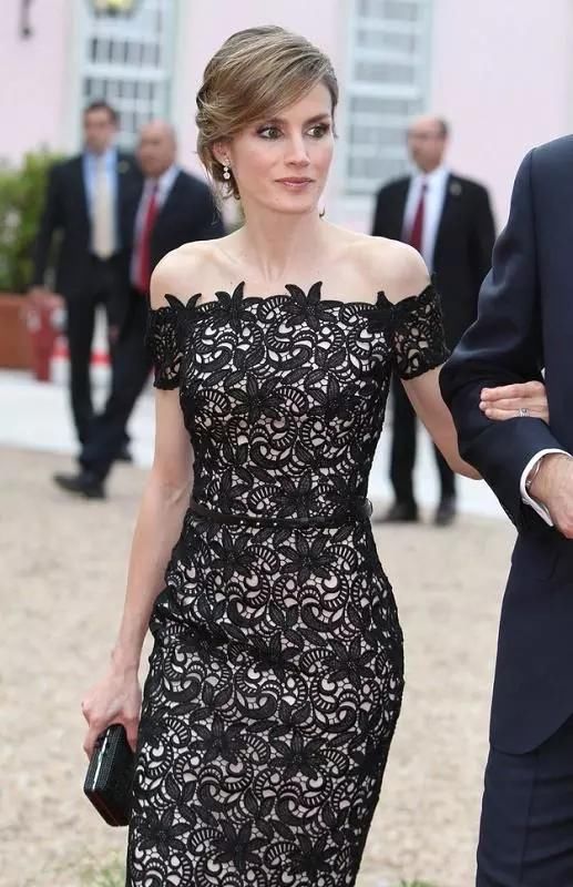 凯特王妃遇西班牙王后，同穿酒红色连衣裙，谁丑谁尴