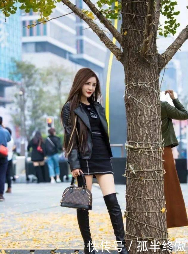  #女人#街拍时尚妩媚，长发披肩的妹子显得女人味十足太养眼了