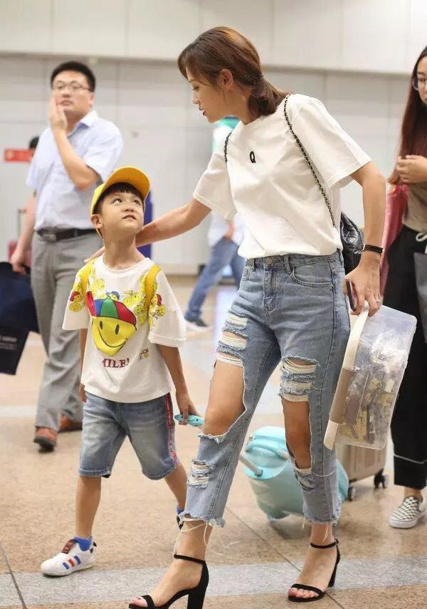 叶一茜穿破洞牛仔裤露膝盖，太潮了，真不信是两个孩子的妈了