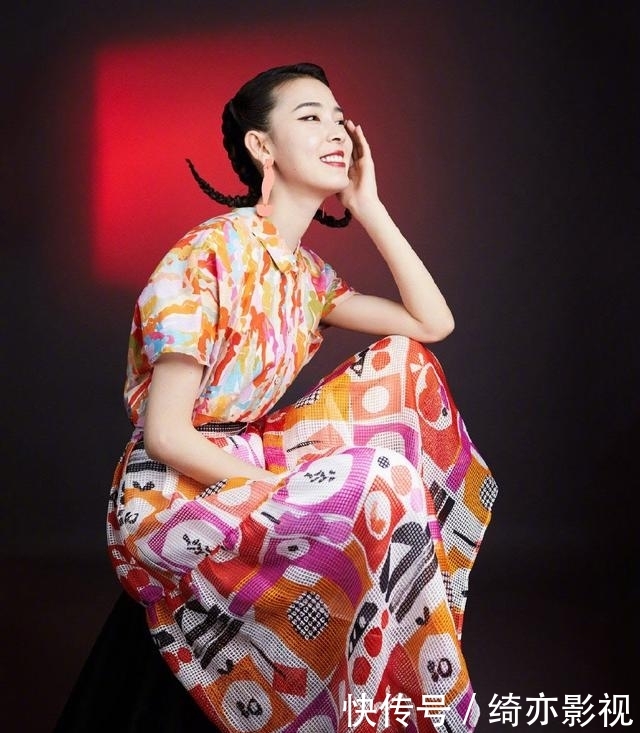#脖颈线条#她因《无心法师》走红,一袭撞色拼接长裙出境,羊角辫俏皮灵动