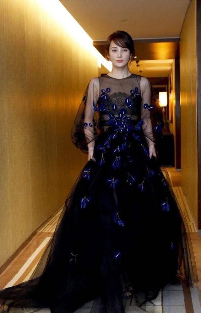 #蒋勤勤#身穿帅气小西服素颜现身似大妈?知道原因后，喷子都无言