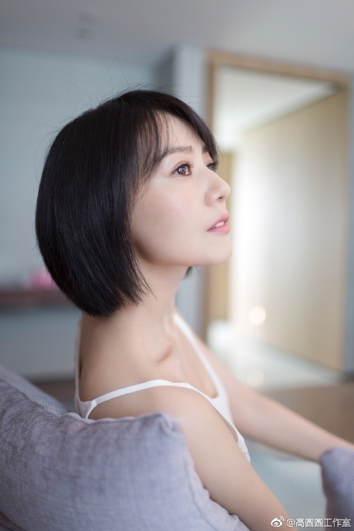 高圆圆又双叒叕换新发型美成18岁，但却因为穿了这件衣服被说又老