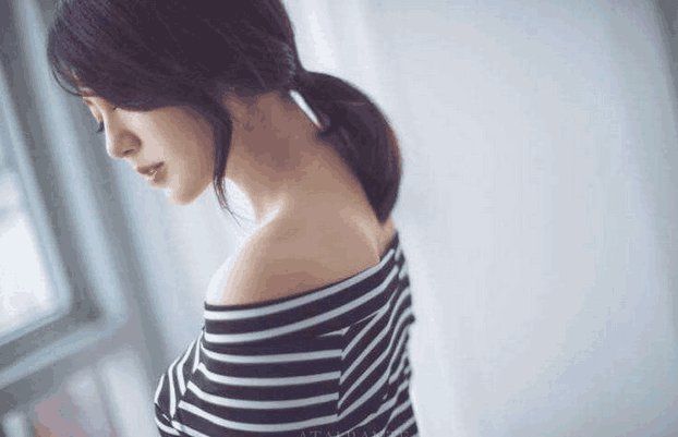 街拍美女身穿连衣裙弯腰捡包, 开豪车逛街照, “沟”出满满女人味