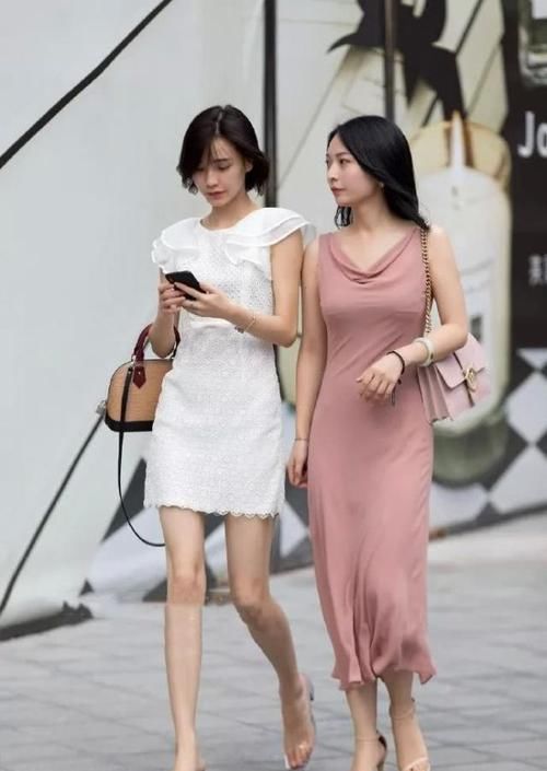  #优雅#街拍：小姐姐清爽的白色连衣裙很显优雅气质，尽显曼妙的好身姿